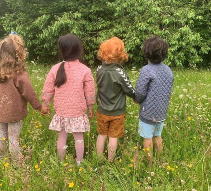 Fire børn i det høje græs ved Spiloppen